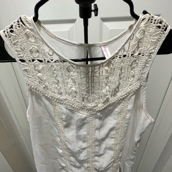 🛑 Xhilaration White Sleeveless Lace Crochet-Front Hi-Lo Tank Top - Picture 5 of 8